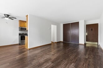 Rosewood Manor in Rosemount, MN - Building Photo - Building Photo