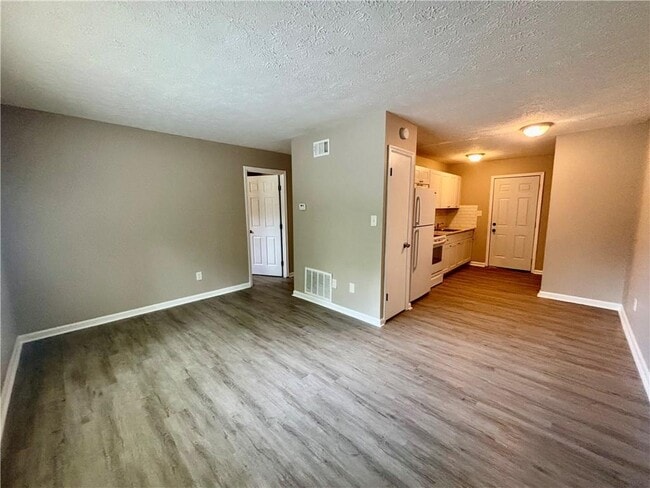6077 Pine St in Austell, GA - Building Photo - Building Photo