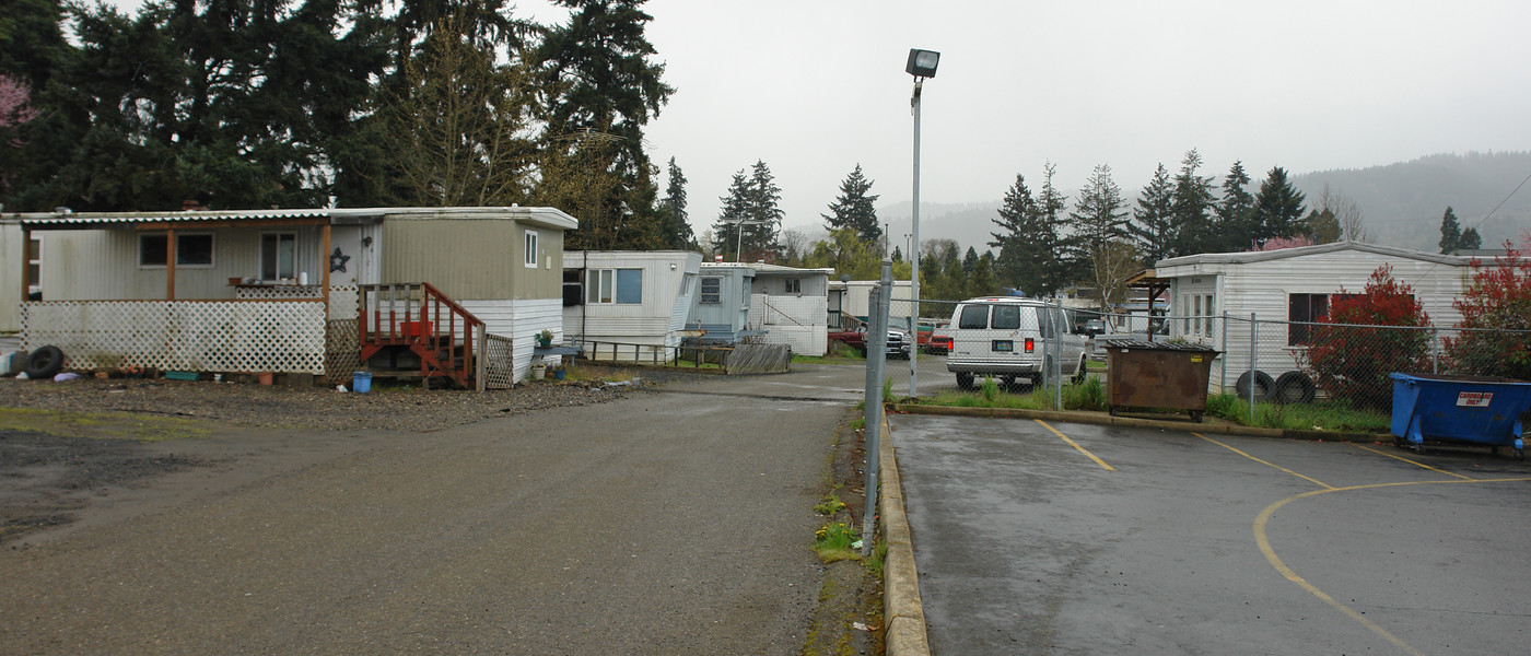 Mobile Haven Trailer Park in Sutherlin, OR - Foto de edificio