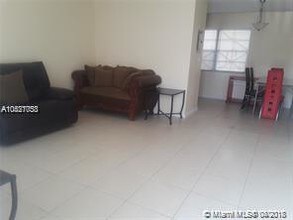 110 SE 7th St-Unit -1 in Hallandale Beach, FL - Building Photo - Building Photo
