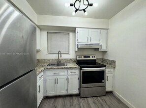 7450 Miami Lakes Dr in Hialeah, FL - Building Photo - Building Photo