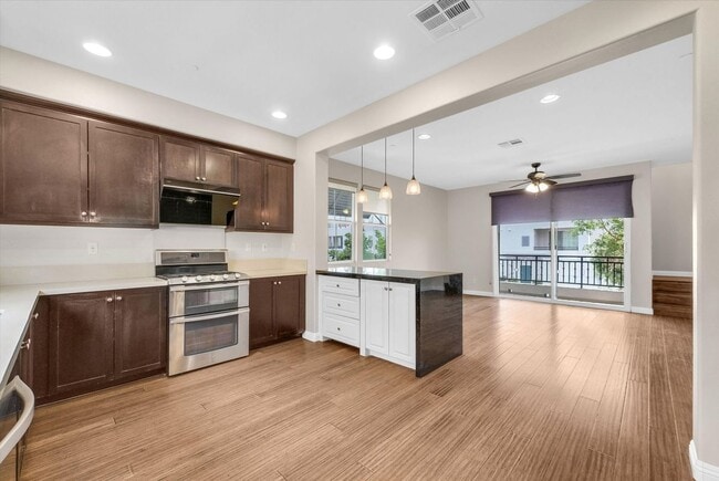 158 Macintosh Way in Upland, CA - Foto de edificio - Building Photo