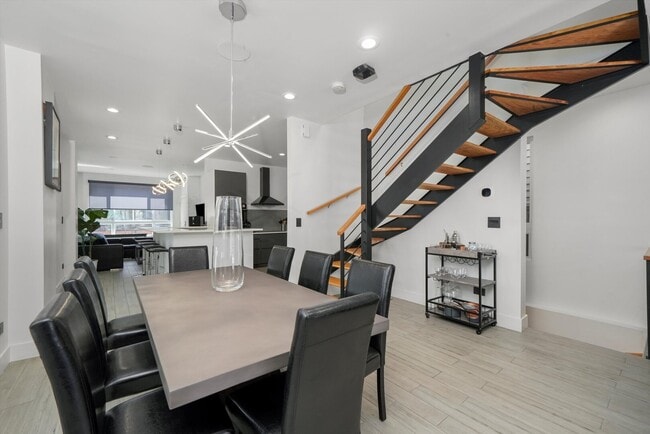 property at 2915 W Lyndale St