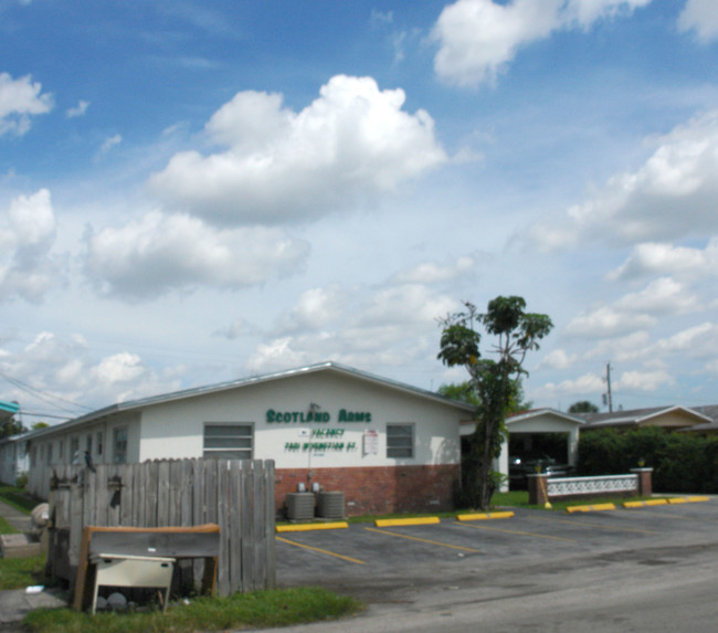 7401 Venetian St in Miramar, FL - Foto de edificio - Building Photo