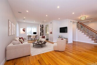 2 Avalon Rd in Great Neck, NY - Building Photo - Building Photo
