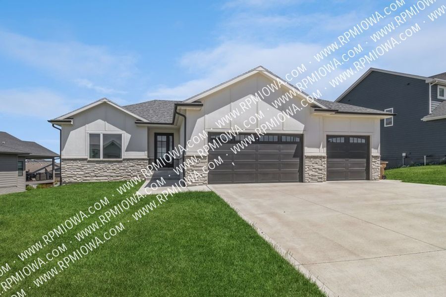 3671 NW 167th St in Clive, IA - Building Photo