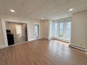 112 Elm St, Unit 2 in Amesbury, MA - Building Photo - Building Photo