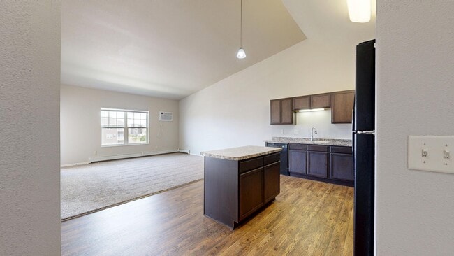 Falcon & Mallard Heights in Dickinson, ND - Foto de edificio - Building Photo