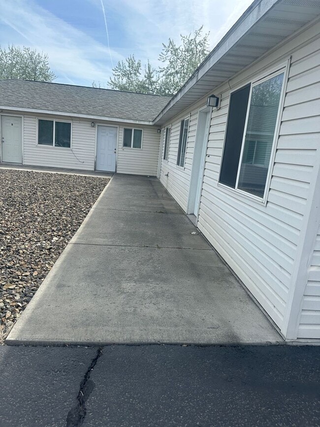 839 S Division St in Moses Lake, WA - Building Photo - Building Photo