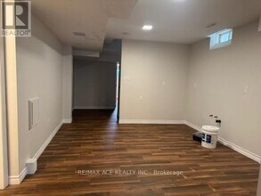 4 Apple Valley Way in Brampton, ON - Building Photo - Building Photo