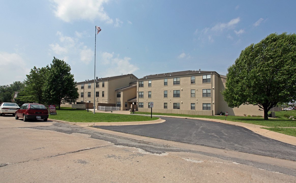 Cedar Square in Ottawa, KS - Foto de edificio