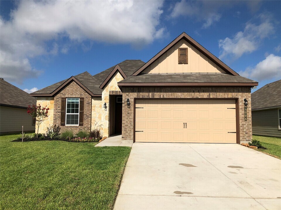 1006 Old Vine Rd in Brenham, TX - Building Photo