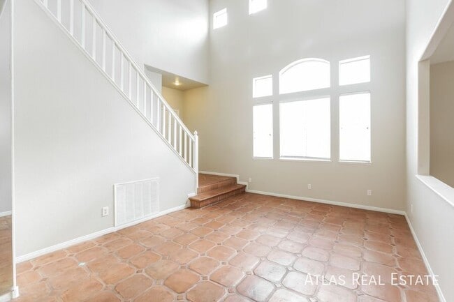 2213 Warm Walnut Dr in Las Vegas, NV - Foto de edificio - Building Photo