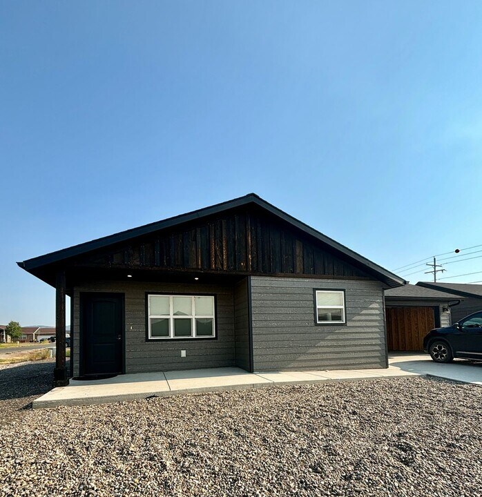 7995 Avocet Dr in Helena, MT - Building Photo