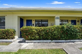 380 SE 12th Ave in Deerfield Beach, FL - Foto de edificio - Building Photo