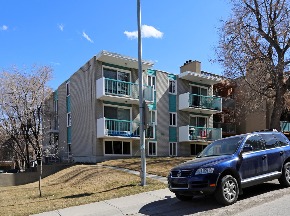 2108 17th St SW in Calgary, AB - Building Photo