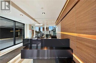 5230-5230 Dundas St in Burlington, ON - Building Photo - Building Photo