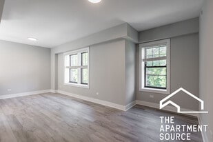1136 Oak Ave, Unit 2E in Evanston, IL - Building Photo