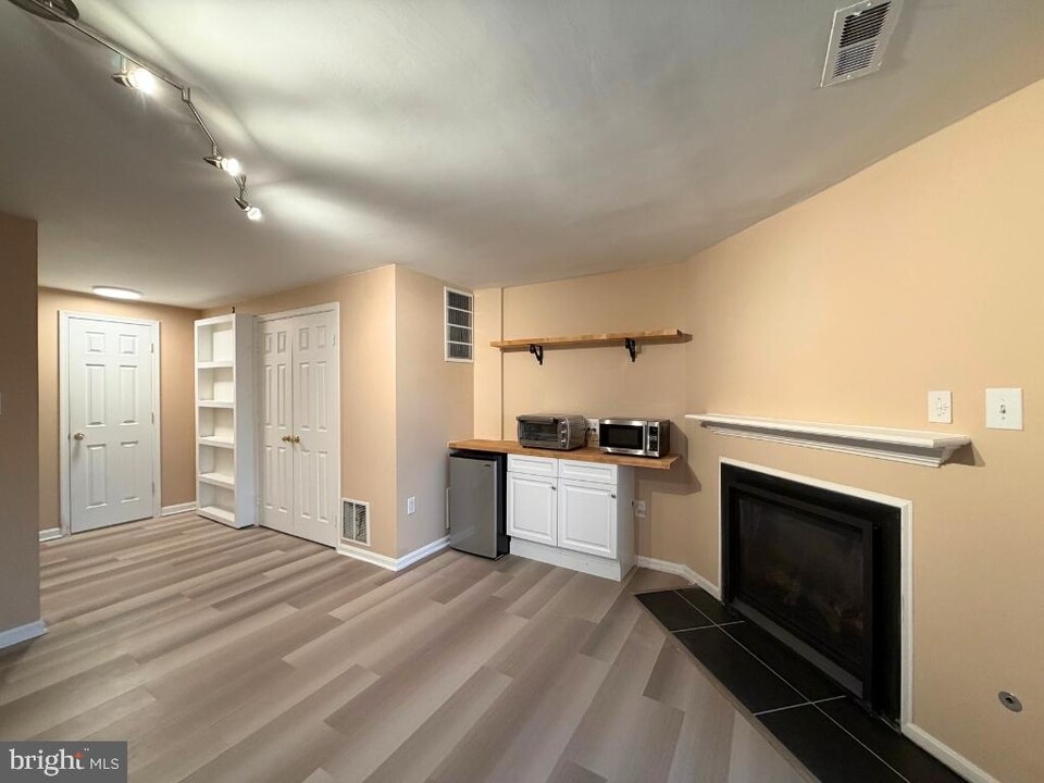 6502 Brick Hearth Ct in Alexandria, VA - Building Photo