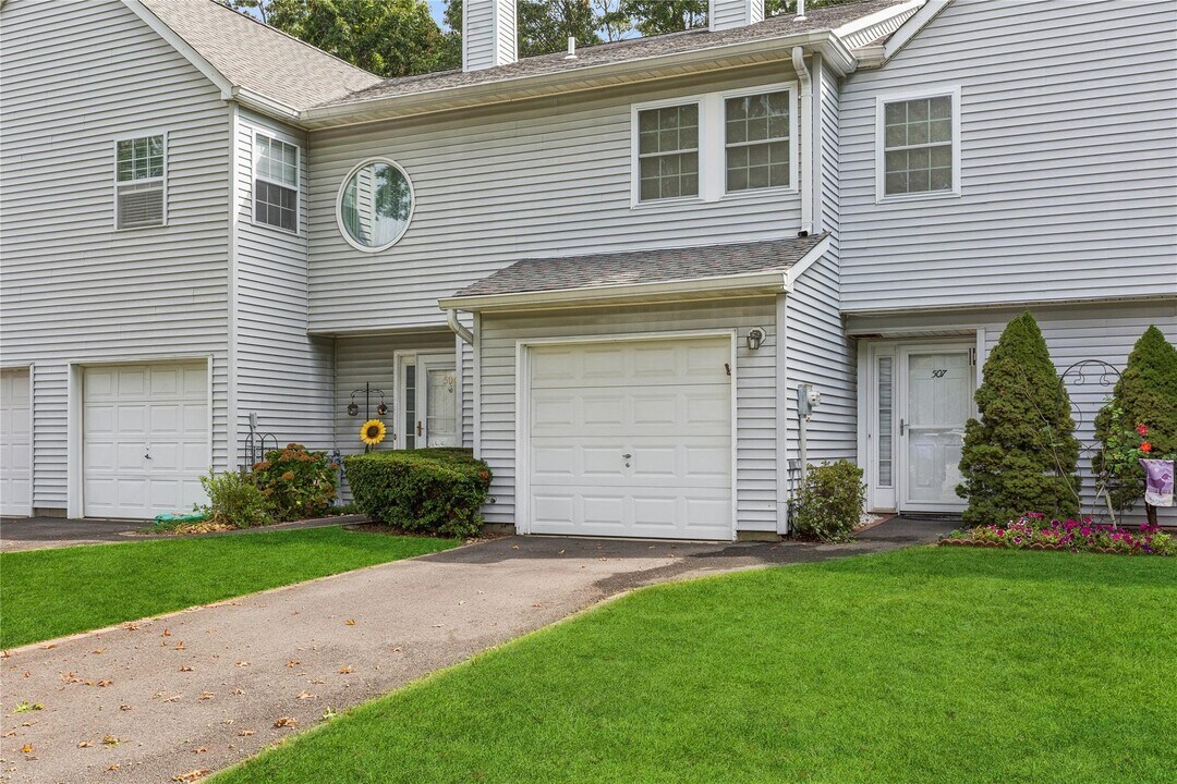 507 Sara Cir in Port Jefferson Station, NY - Building Photo