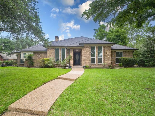 7315 Debbe Dr in Dallas, TX - Foto de edificio