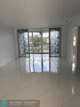 1811 Sabal Palm Dr in Davie, FL - Foto de edificio - Building Photo