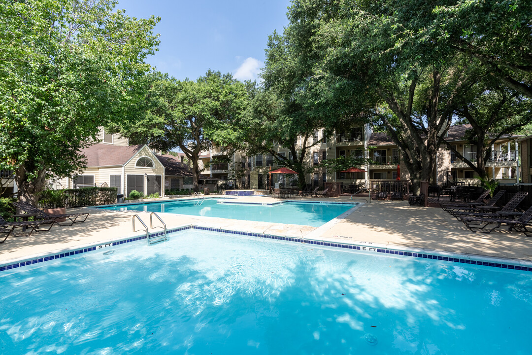 Magnolia Court in Austin, TX - Building Photo