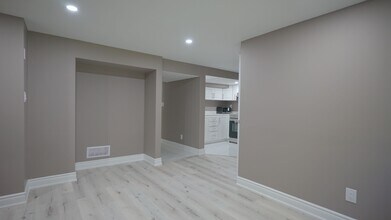 7 Waterbury Dr in Toronto, ON - Building Photo - Building Photo