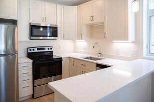 102 Westford St in Lowell, MA - Building Photo