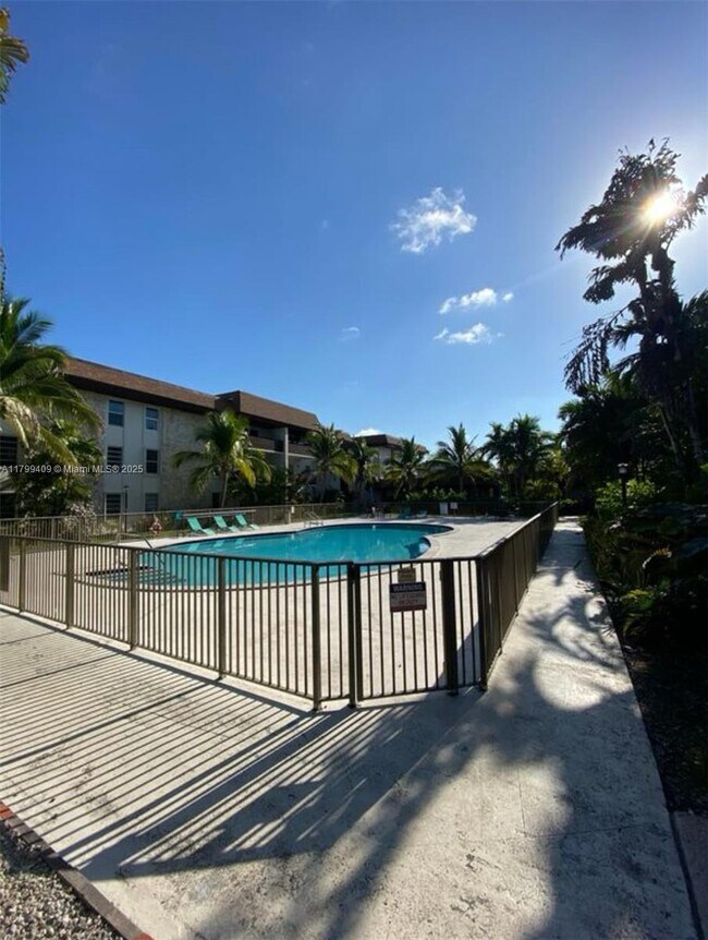 7487 SW 82nd St in Miami, FL - Building Photo - Building Photo