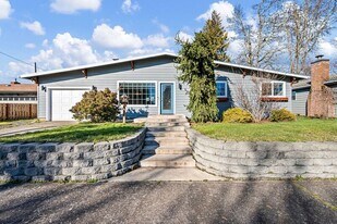 2577 Elysium Ave in Eugene, OR - Building Photo