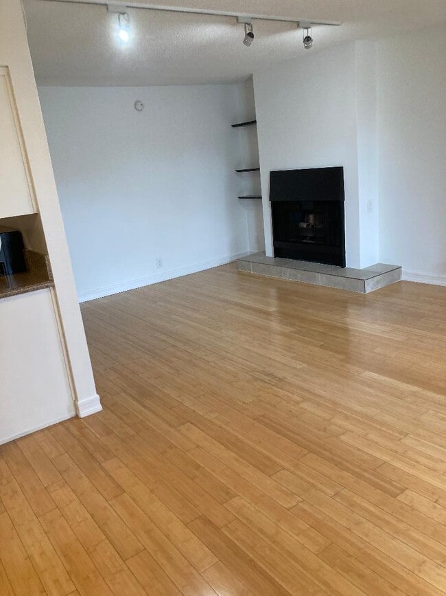 4660 Coldwater Canyon Ave, Unit 10 in Studio City, CA - Building Photo - Building Photo