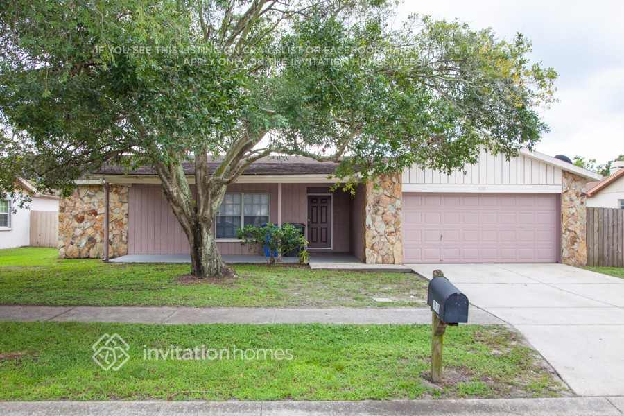 1310 Blossom Brook Ct in Brandon, FL - Building Photo