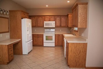 2321-2331 Liberty Ln in Peru, IL - Building Photo - Interior Photo