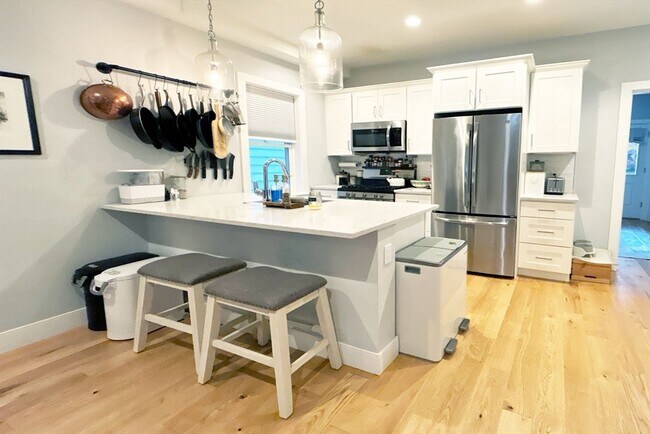 335 Maverick St, Unit #1 in Boston, MA - Building Photo - Building Photo