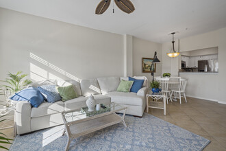 23600 Walden Center Dr, Unit 308 in Estero, FL - Foto de edificio - Building Photo