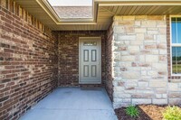 5578 W Pecan St in Springfield, MO - Foto de edificio - Building Photo