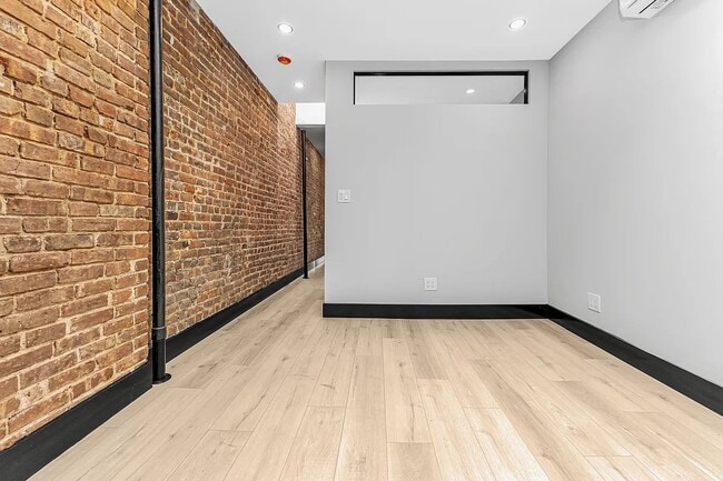 438 W 52nd St