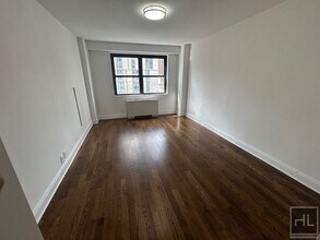 E 89 St, Unit 12H in New York, NY - Foto de edificio - Building Photo