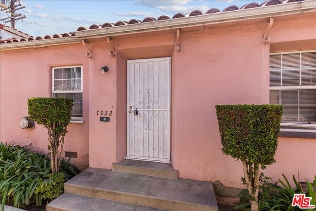 7922 S New Hampshire Ave in Los Angeles, CA - Building Photo - Building Photo