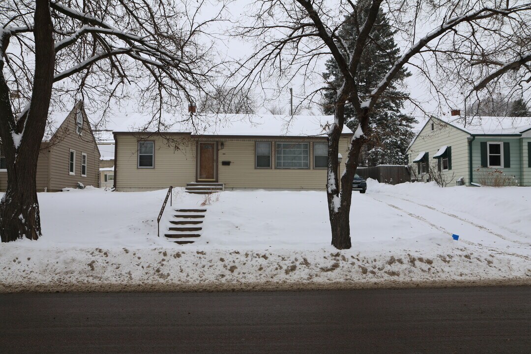 1905 S Western Ave in Sioux Falls, SD - Foto de edificio