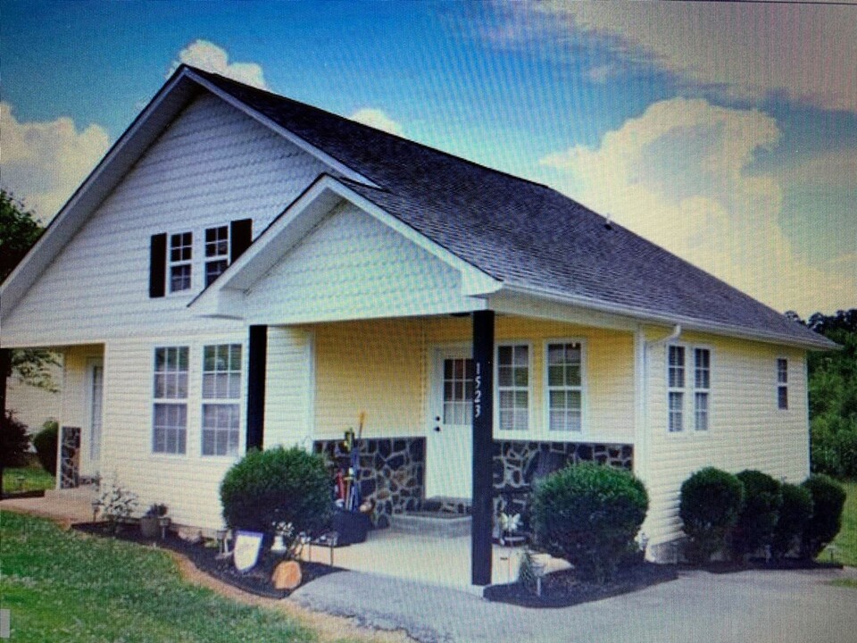 1523 Cypress View Ct in Sevierville, TN - Building Photo