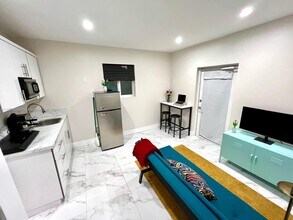 1071 NE 213th Terrace-Unit -n/a in Miami, FL - Building Photo - Building Photo