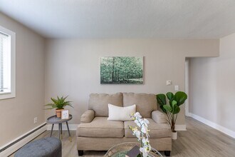 1234 E Seneca Ave in Des Moines, IA - Building Photo - Building Photo