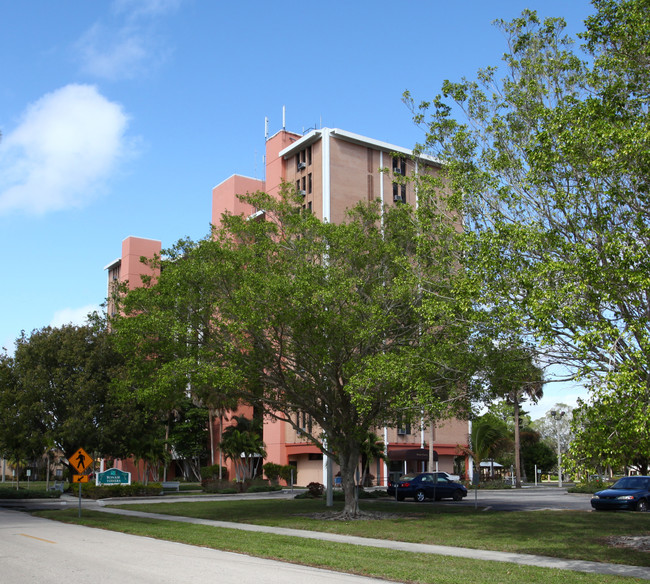 Bonair Towers in Ft. Myers, FL - Building Photo - Building Photo