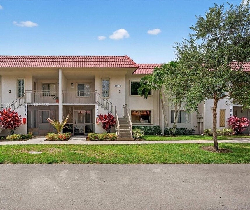 16210 Laurel Dr in Weston, FL - Building Photo