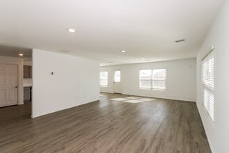 310 Pickwick Gdns Ln in Magnolia, TX - Foto de edificio - Building Photo