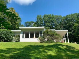 525 Munger Ln in Bethlehem, CT - Building Photo