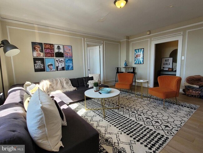 2031 Locust St in Philadelphia, PA - Foto de edificio - Building Photo