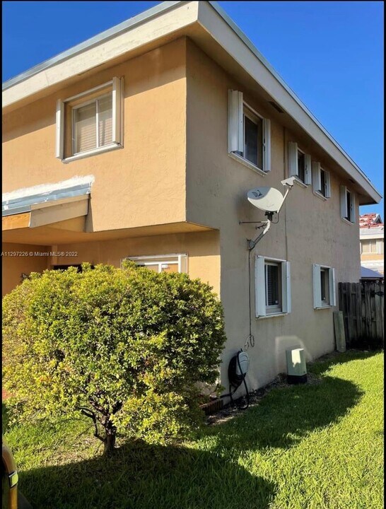 562 NW 82nd Pl-Unit -317 in Miami, FL - Foto de edificio